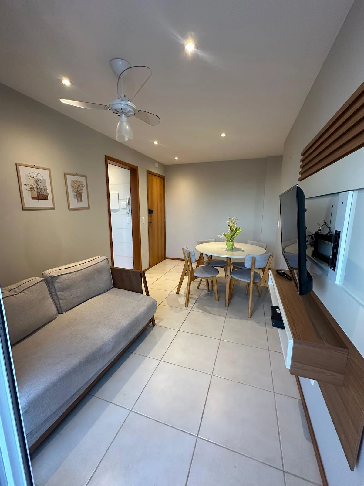 Sala ampla com sofá e mesa de jantar
